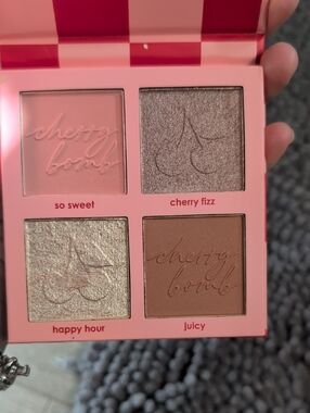 Four-Shade Eyeshadow Palette - Pink & Brown Tones
